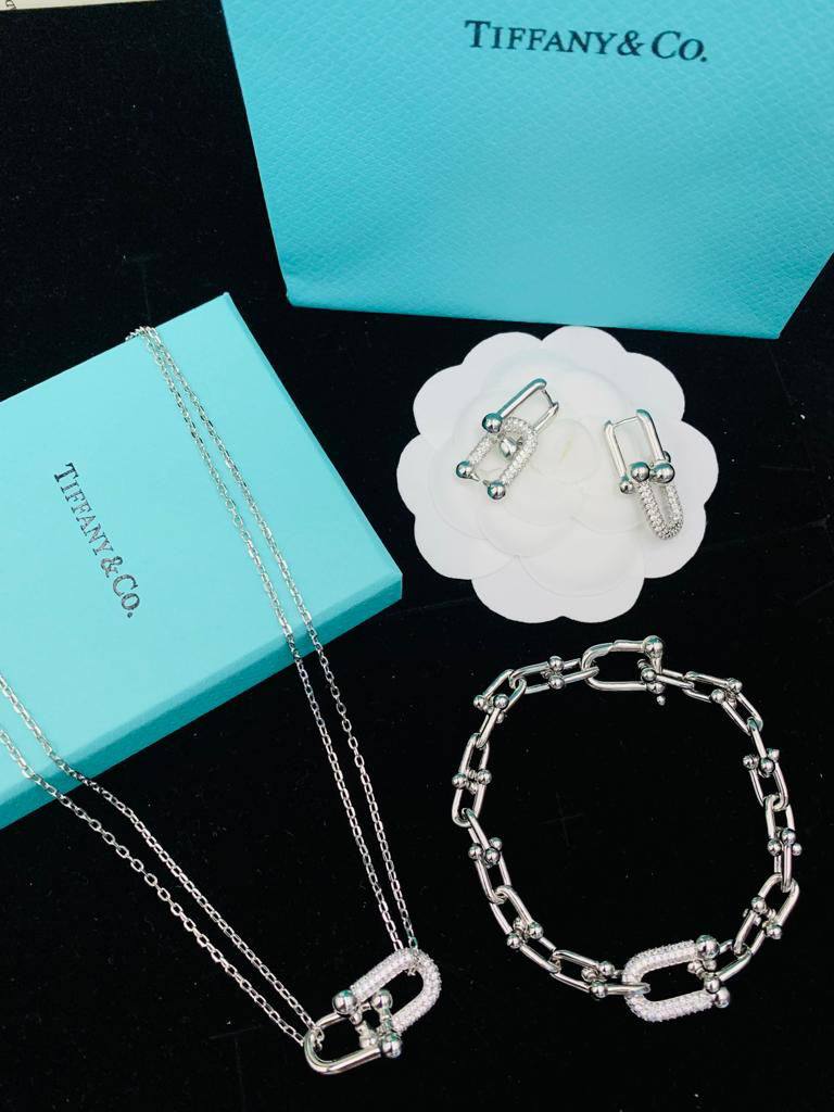 TIFFANY SET
MASTER 💫✨
NECKLACE BRACELET EARRINGS

150 dhs🇦🇪🇦🇪

WITH BOX AND PAPER BAG🛍️🎁
Zain89
♥️🇦🇪♥️