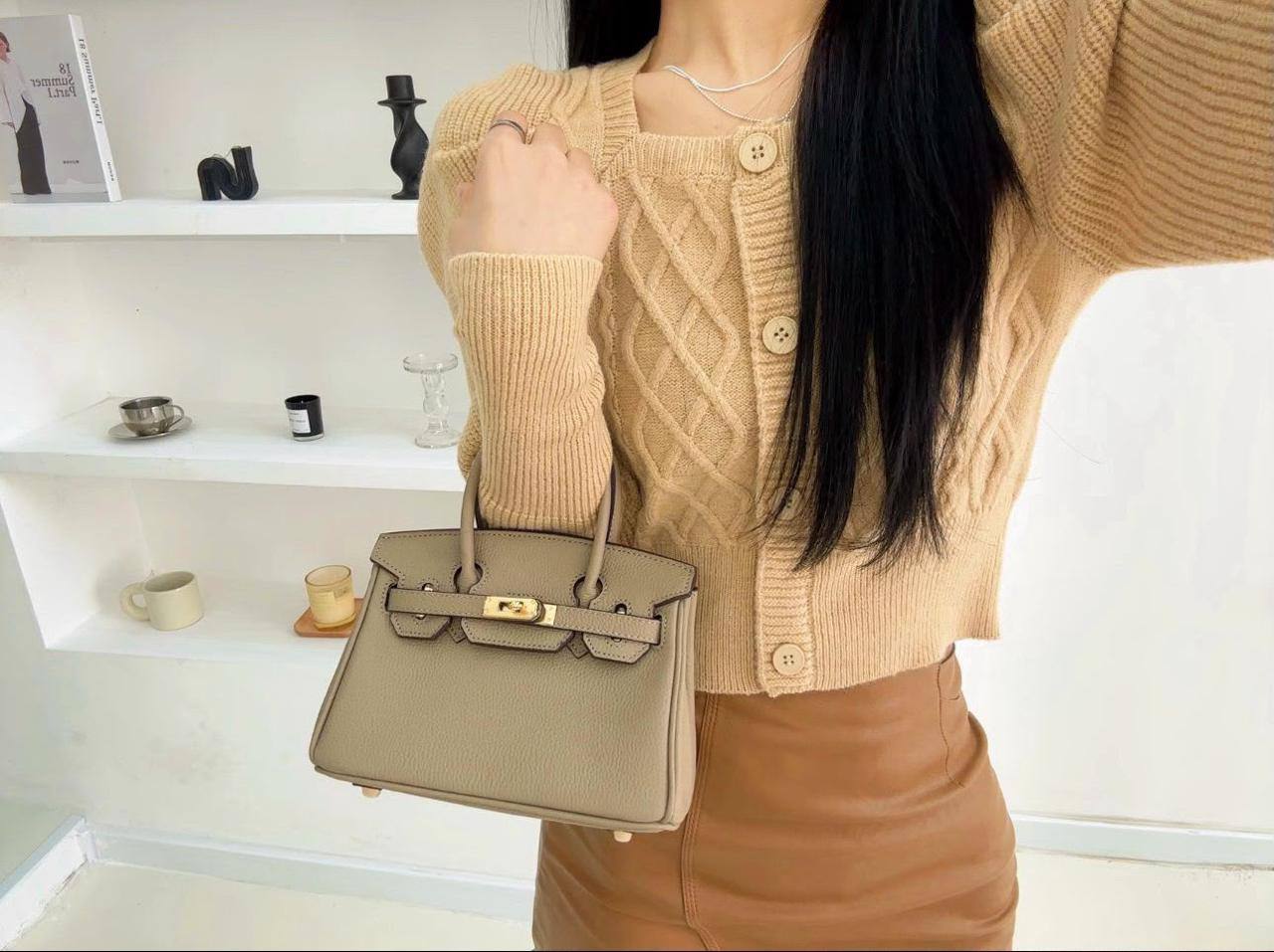 HERMES BIRKIN SMALL SIZE GOOD QUALITY WITH BOX 
110 dhs🇦🇪🇦🇪

Zain295
♥️♥️♥️