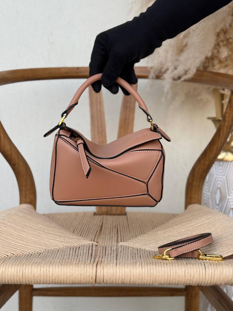 LOEWE

18cm

340 dhs🪙🌨️
Top quality 

With box🎁

Zain167
♥️♥️♥️