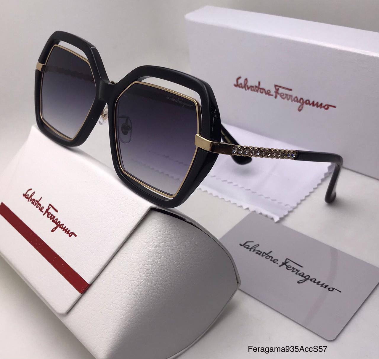 Ladies sunglasses 
masters quality 
180 dhs👑

Zain126
♥️♥️♥️