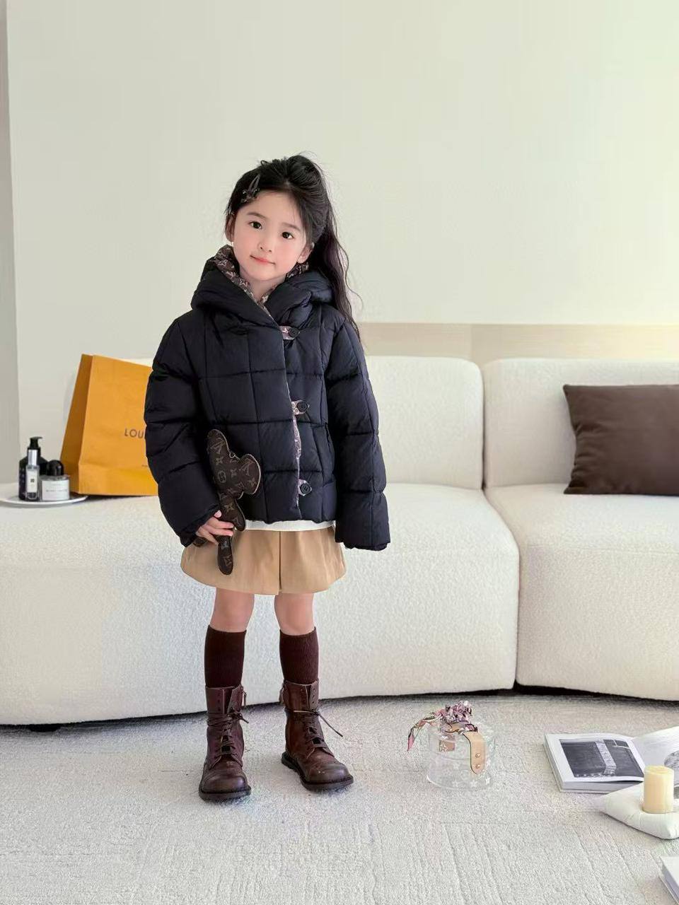 LV 
Super master quality 😍
Size:2/ 12years old
470 dhs🪙💚

Zain261
♥️♥️♥️