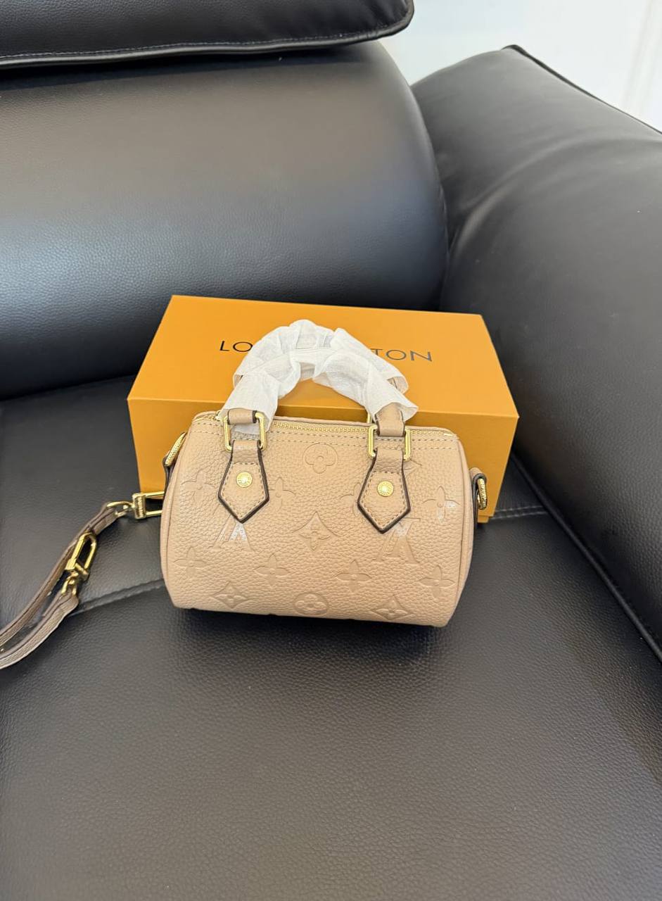 LV
80 dhs✅
size 17×10×12cm

with box
🎁🎁🎁

Zain42
♥️♥️♥️