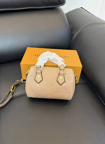 LV
80 dhs✅
size 17×10×12cm

with box
🎁🎁🎁

Zain42
♥️♥️♥️