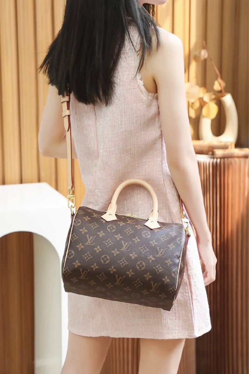 LV SPEEDY 

30CM ,GOOD QUALITY 
WITH BOX 
110 dhs✅

Zain295
♥️♥️♥️