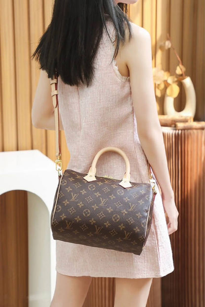 LV SPEEDY 

30CM ,GOOD QUALITY 
WITH BOX 
110 dhs✅

Zain295
♥️♥️♥️