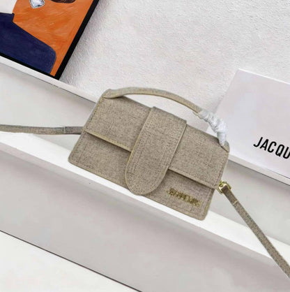JACQUEMUS 
NEW CAME 

WITH BOX  🎁🎁🎁

105 dhs💓
*Size 20cm*

Zain39
♥️♥️♥️