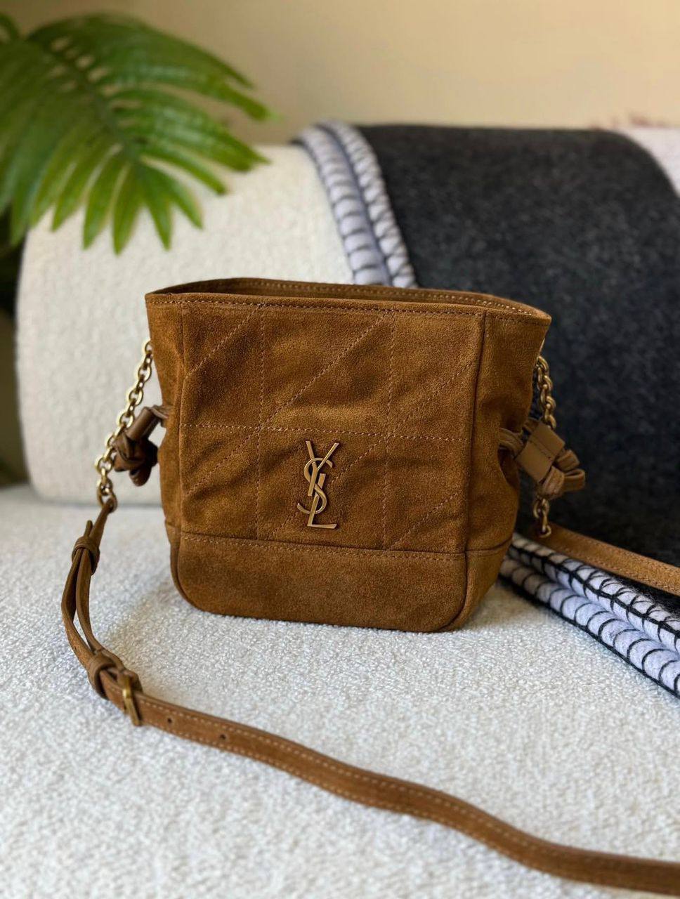 YSL
110 dhs🗽
SIZE：26×18×12.5cm
Good quality 

with box
🎁🎁🎁

Zain35
♥️♥️♥️