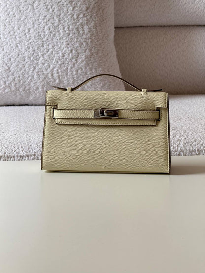 Hermes
pochette 21cm💥Master quality ✅with box📦
340 dhs✅

Zain52
♥️♥️♥️