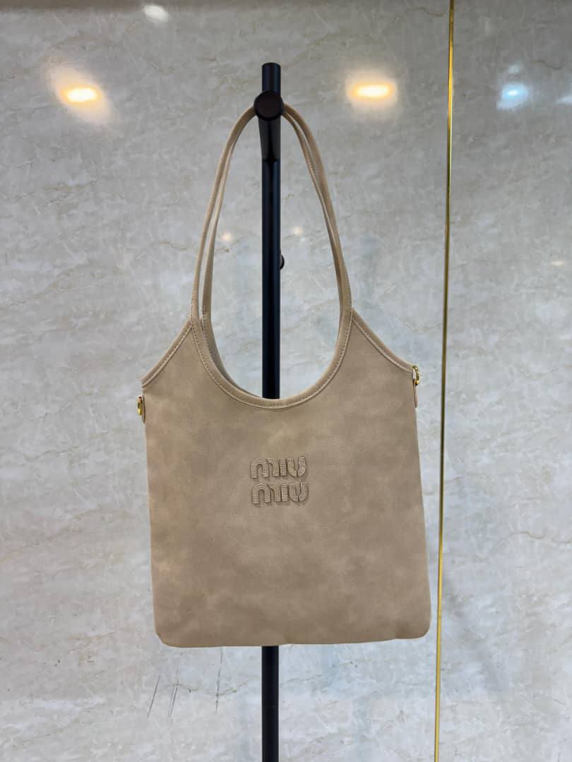 Miu Miu Tote Bag
Master quality
35cm
180 dhs🪙🖤

Zain95
♥️♥️♥️