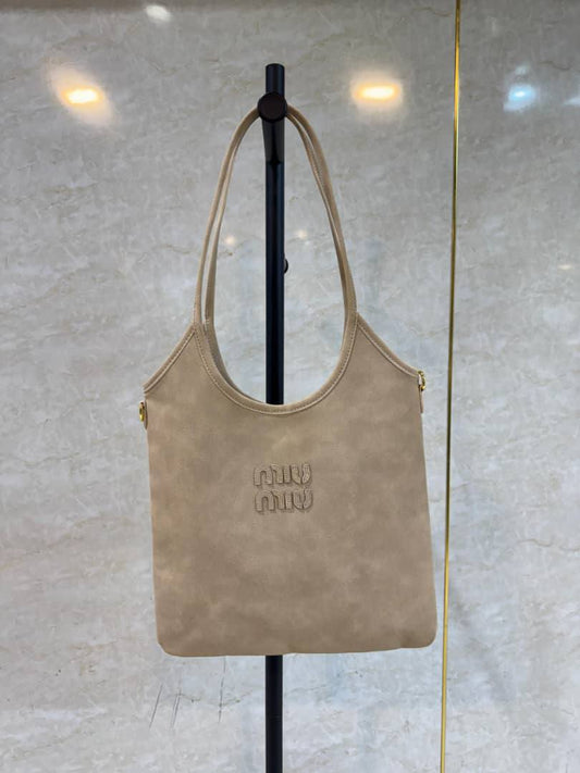 Miu Miu Tote Bag
Master quality
35cm
180 dhs🪙🖤

Zain95
♥️♥️♥️