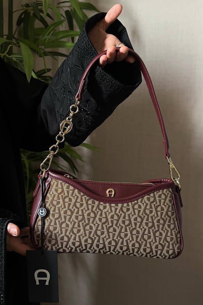 Aigner
90 dhs✅
with box
size 22cm

Zain26
♥️♥️♥️