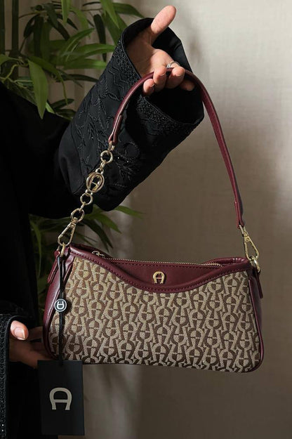 Aigner
90 dhs✅
with box
size 22cm

Zain26
♥️♥️♥️