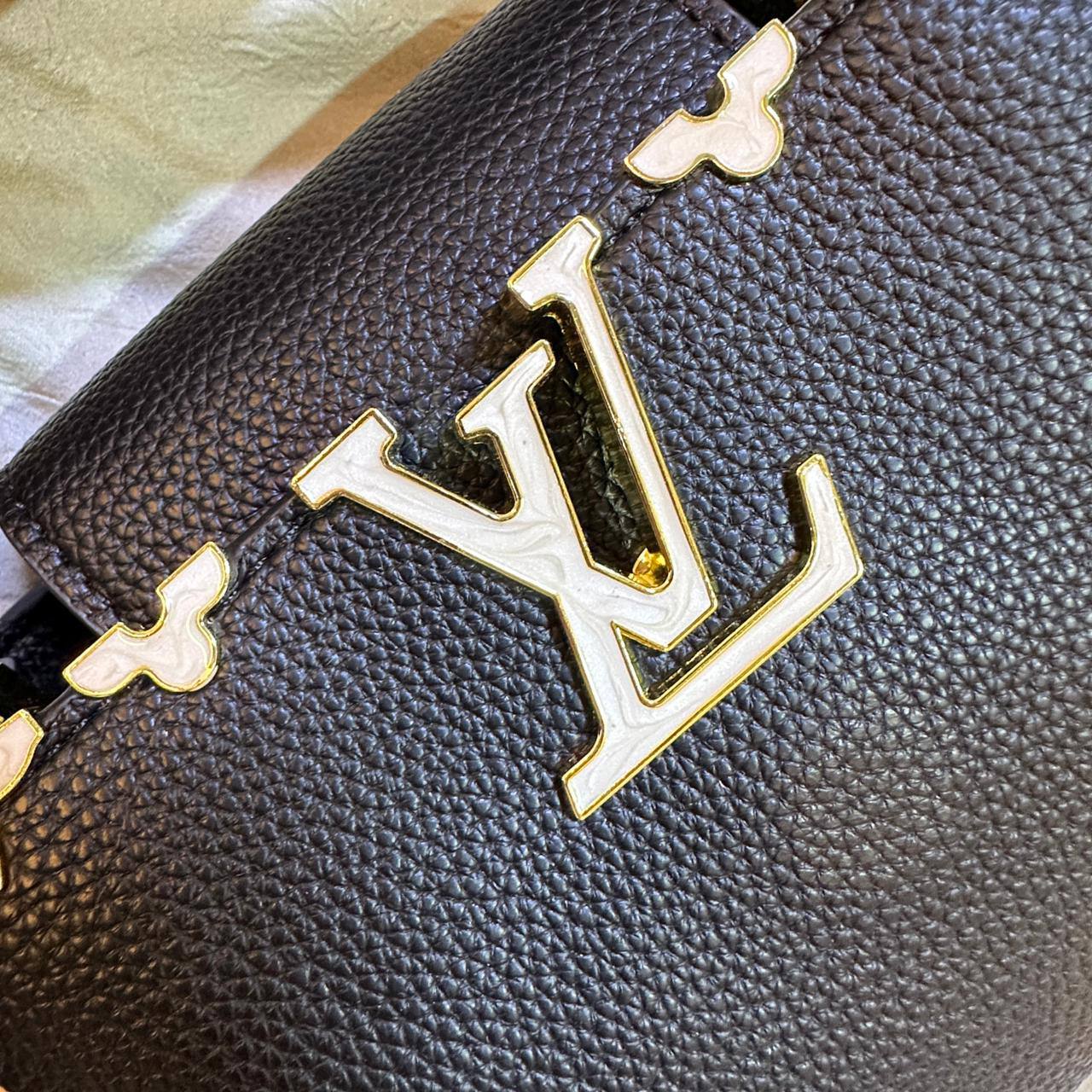 LOUIS VUITTON 

NEW CAME 

HIGH QUALITY 

WITH BOX 

110 DHS🇦🇪🇦🇪
Zain295
♥️♥️♥️