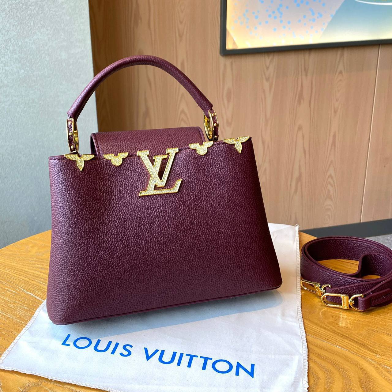 LV
 HIGH QUALITY 
WITH BOX 🎁
140 dhs✅

Zain295
♥️♥️♥️