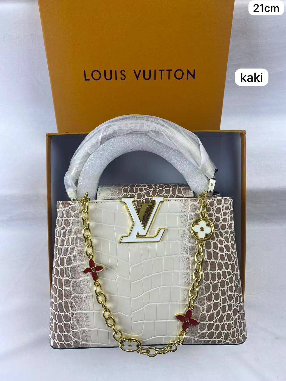 LV 

1️⃣ First Quality +🎁
Size : 25 ~ 21 * 15 cm
100 dhs🇦🇪🇦🇪

with box🎁

Zain115
♥️♥️♥️
