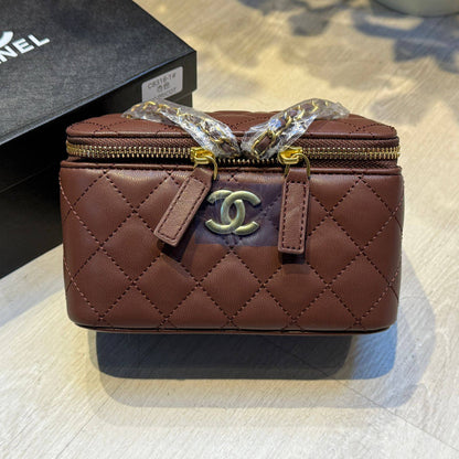 CHANEL 

18cm
95 dhs❣️

with BOX
🎁🎁🎁

Zain44
Zain254
♥️♥️♥️