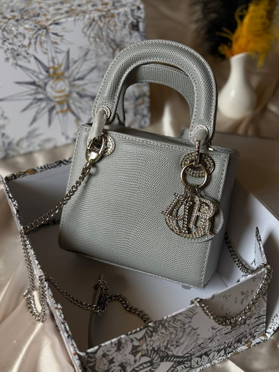 DIOR

17cm
340 dhs🪙🌨️

Top quality 

With box🎁

Zain167
♥️♥️♥️