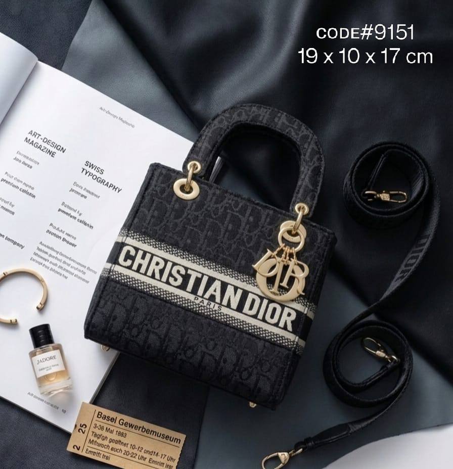 CHRISTIAN LADY DIOR
ᴄᴀɴᴠᴀs ᴍᴀᴛᴇʀɪᴀʟ
ɢᴏʟᴅ ʜᴀʀᴅᴡᴀʀᴇ
ᴡɪᴛʜ ʟᴏɴɢ ᴡᴇʙ sᴛʀᴀᴘ
sɪᴢᴇ : 19 cm

70 dhs✅

Zain31
♥️♥️♥️