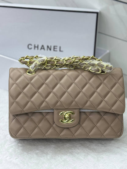 CHANEL CLASSIC 
GOOD QUALITY 💯

110 dhs❤️💚❤️💚

WITH BOX 📦💫
🎁🎁🎁

Zain28
♥️♥️♥️