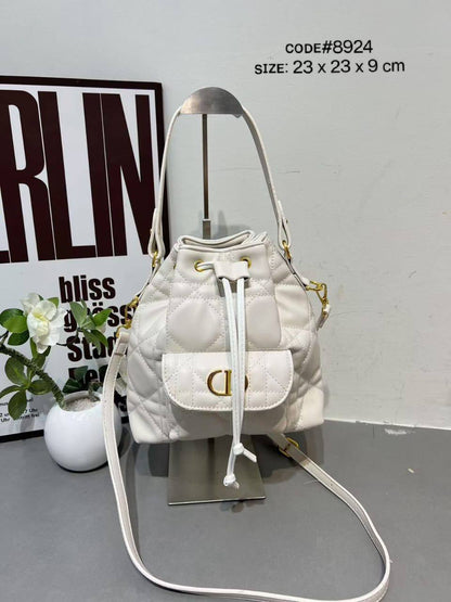 CHRISTIAN DIOR
BUCKET BAG
ᴡɪᴛʜ ʟᴏɴɢ ʙᴇʟᴛ sᴛʀᴀᴘ
sɪᴢᴇ : 23 cm

70 dhs🪙💕

Zain31
♥️♥️♥️
