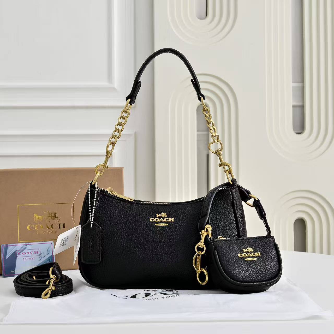 Coach
110 dhs🇦🇪🇦🇪
with box
size 24×7×14cm
with small bag and cherry

Zain42
♥️♥️♥️