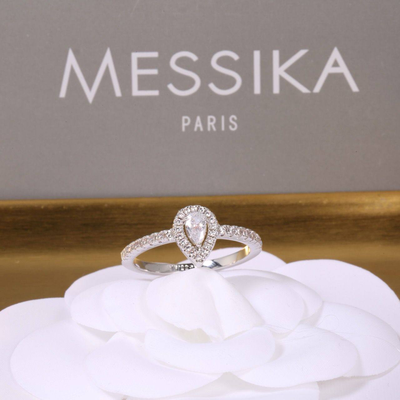 Messika SET❤️‍🔥*
Necklace 🦋
Earring🐦‍🔥
Ring 💍 available size ✨
6,7,8
Master quality 💯
With normal boxes 📦 
120 dhs✅
With master box 🗃️ 
155 dhs✅

Zain216
♥️♥️♥️
