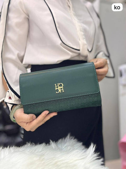 CHCH Clutch   
size : 23 * 14 cm
80 dhs🪙💕

with box 🎁

Zain115
♥️♥️♥️
