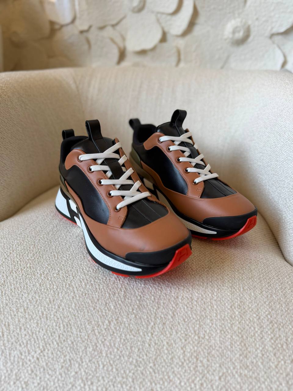 Christian Dior B33
*AAA quality*
*size:40 to 46* 
550 dhs💛

Zain185
♥️♥️♥️