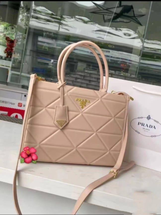 Prada

110 dhs🪙🌨️ 

high quality 36cm

Zain26
♥️♥️♥️