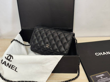 Chanel
85 dhs✅

with box
🎁🎁🎁

size 20cm

Zain26
♥️♥️♥️