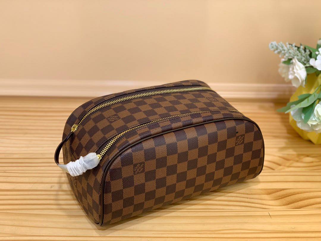 LV

Model:Toiletry Bag
Trim:Cowhide leather
Size:24 × 13 × 13 
Quality:super master 

For Price 👇 WhatsApp✅
0568585901 
0507557372
0552275751 Owner Zain 👌

Zain325
♥️♥️♥️