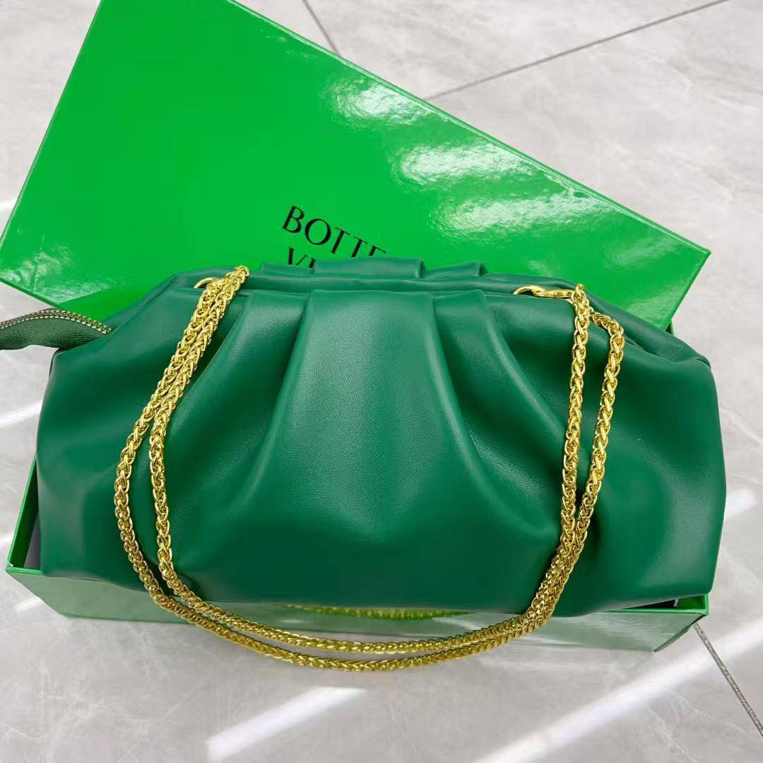 Bottega

with box
🎁🎁🎁

65 dhs✅

Zain232
♥️♥️