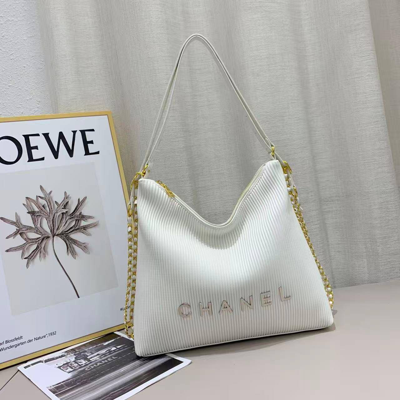 Chanel - Dior
110 dhs✅

Zain143
♥️♥️♥️