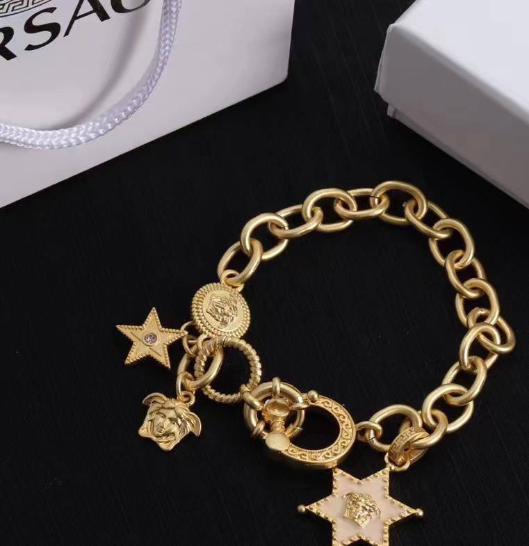 VERSACE ❤️‍🔥*
Bracelet ✨
Master quality 💯
With normal boxes 📦 
55 dhs✅

Zain216
♥️♥️♥️