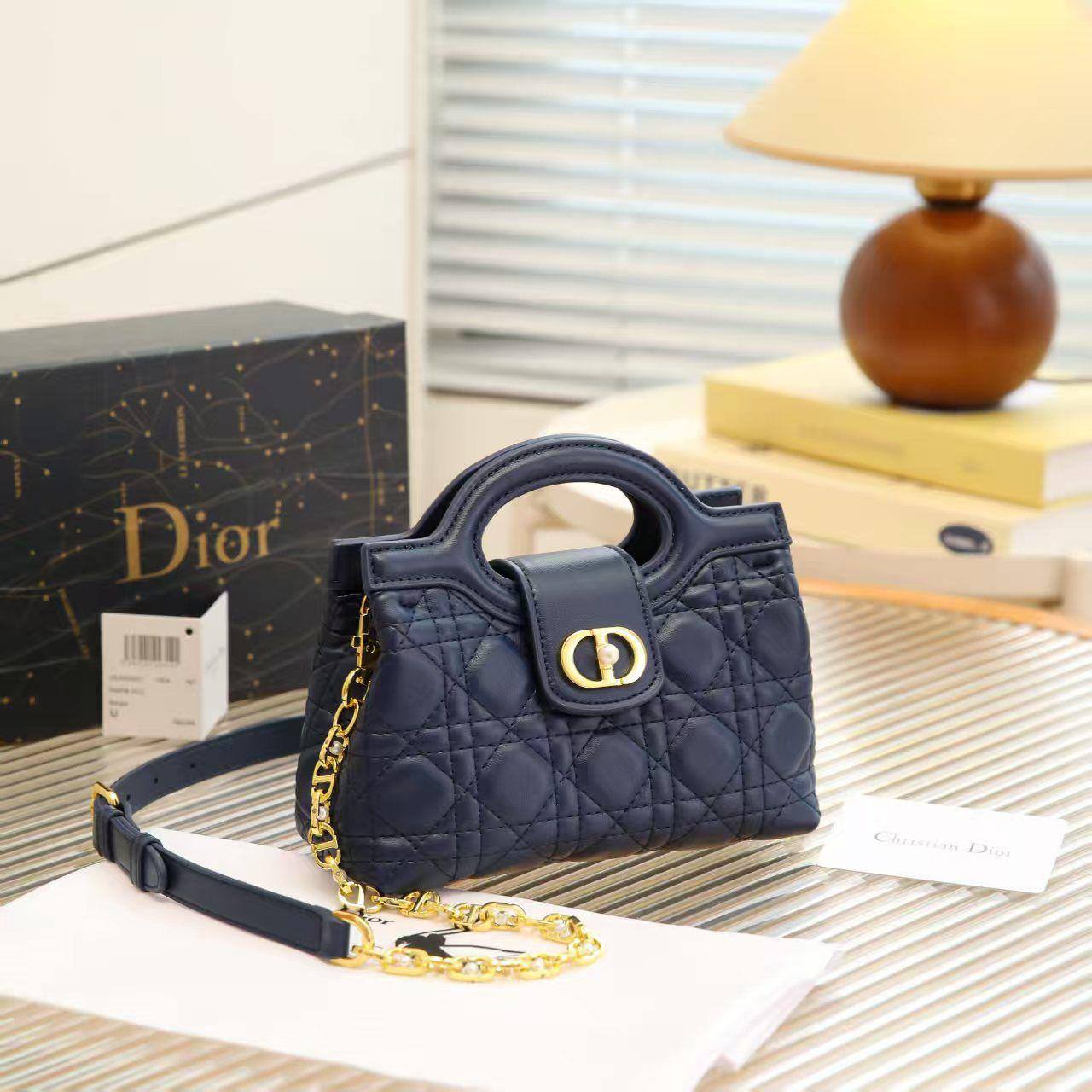 💎  Dior Jolie new
1⃣️ First quality +🎁
Size : 19 * 13.5 cm
115 dhs🪙🌨️
with 🎁

Zain115
♥️♥️♥️