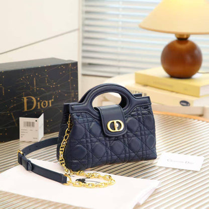 💎  Dior Jolie new
1⃣️ First quality +🎁
Size : 19 * 13.5 cm
115 dhs🪙🌨️
with 🎁

Zain115
♥️♥️♥️