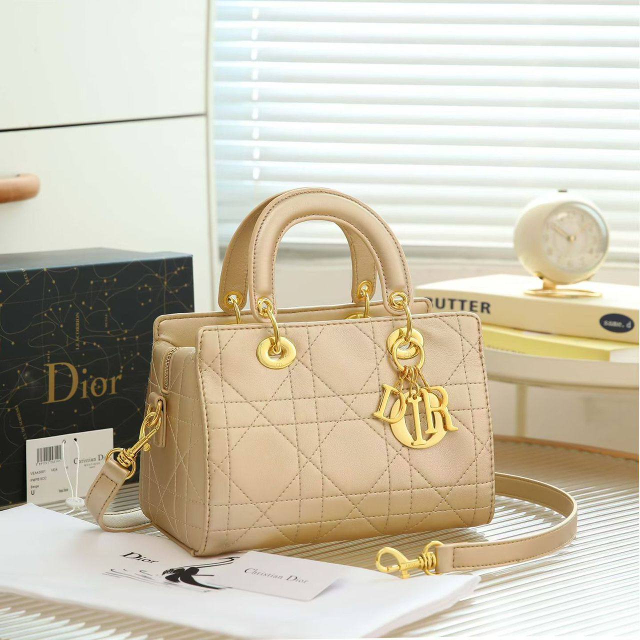 Dior
120 dhs✅
size：25cm
Good quality

With box
🎁🎁🎁

Zain35
♥️♥️♥️