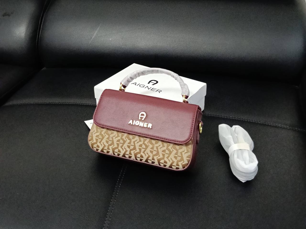 MK
Aigner
90 dhs🇦🇪🇦🇪
size 20cm
with box

Zain26
♥️♥️♥️