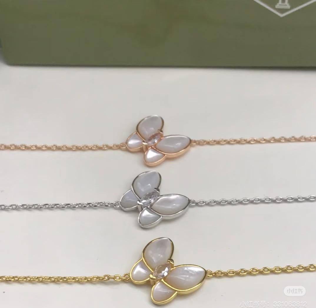 VCA SET❤️‍🔥*
Necklace 🦋
Earring🤯
Bracelet 💥
Ring 💍 free size
Master quality 💯
With normal boxes 📦 
170 dhs🪙💚
With master box 🗃️ 
210 dhs🪙💚

Zain216
♥️♥️♥️