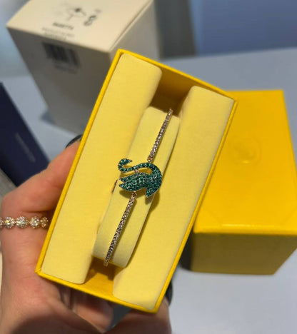 SWAROVSKI 
Bracelet 😍
Master quality 💯
With normal boxes 🗃️ 
60 dhs✅

With master box 📦 
100 dhs✅

Zain216
♥️♥️♥️