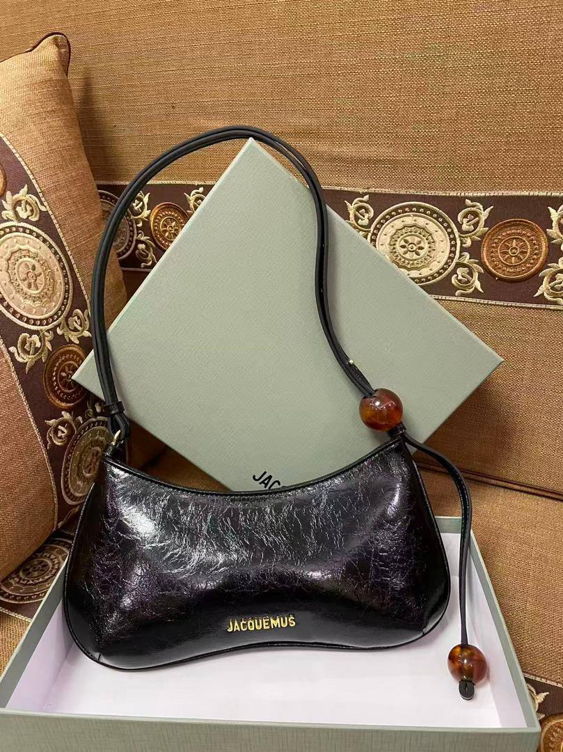 Fendi

100 dhs🇦🇪

with box

Zain26
♥️♥️♥️