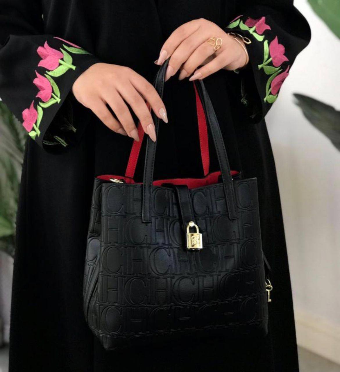 CH
100 dhs✅
size：22cm 
Good-quality 


with box
🎁🎁🎁

Zain35
♥️♥️♥️