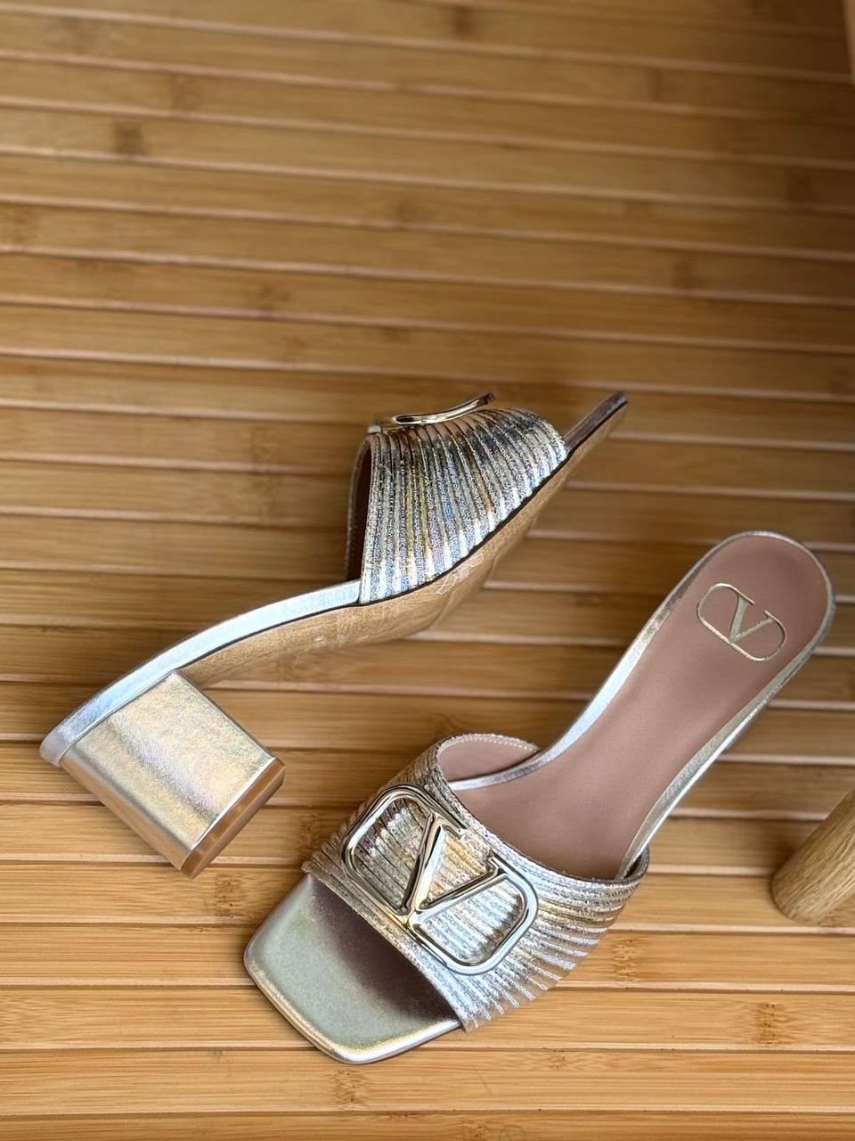Valentino
AA Quality
𝘀𝗶𝘇𝗲: 𝟯𝟲 𝘁𝗼𝗼 𝟰2
450 dhs🇦🇪🇦🇪

Zain303
♥️♥️♥️