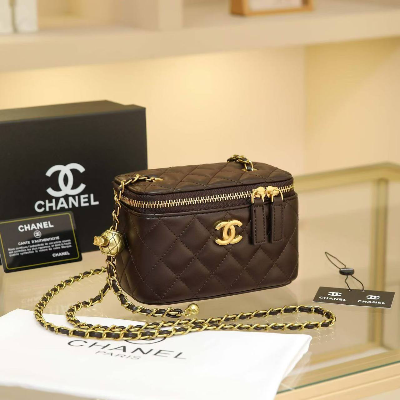 CHANEL 
16cm mirror 
100 dhs✅

with Box
🎁🎁🎁

Zain44
♥️♥️♥️