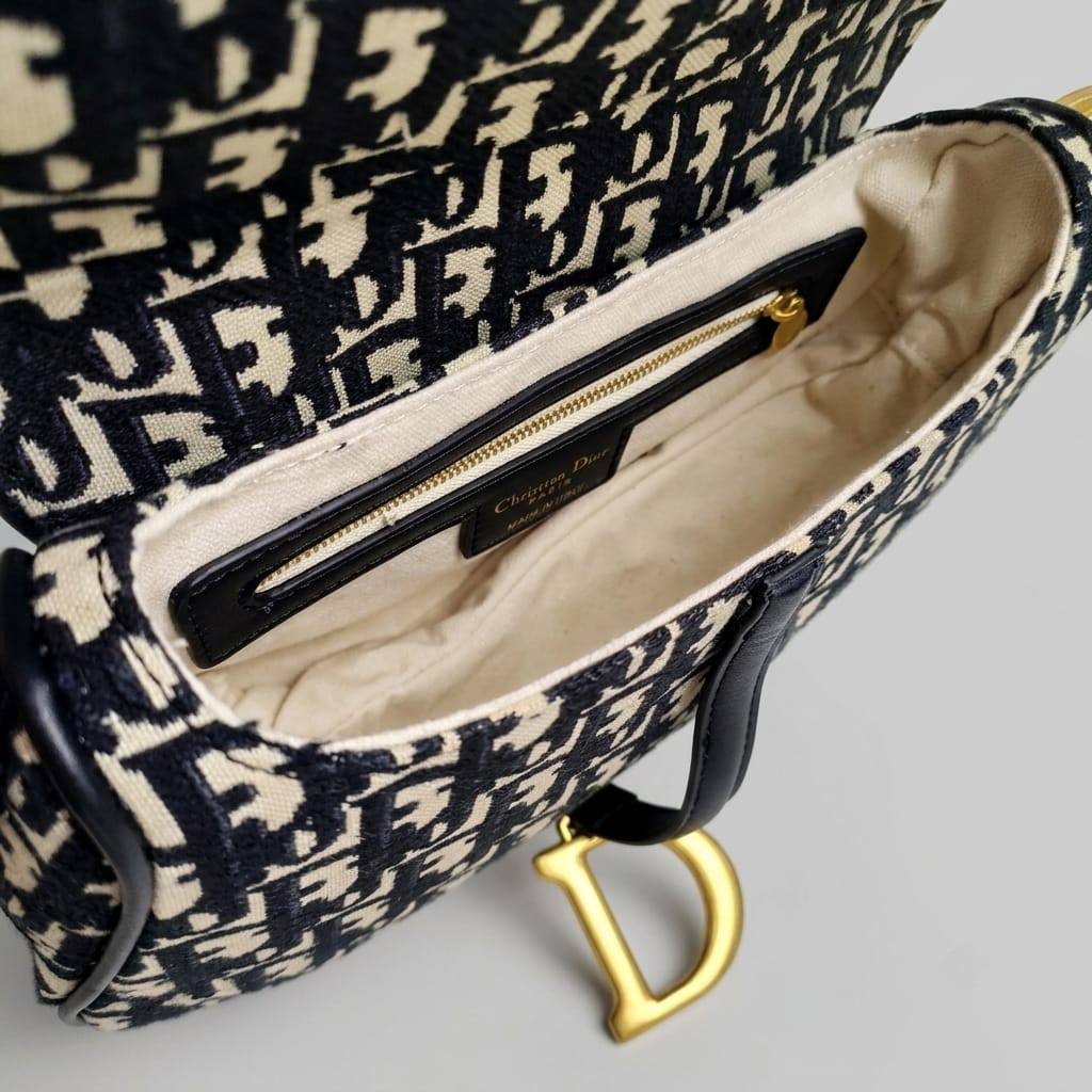CHRISTIAN DIOR
sᴀᴅᴅʟᴇ ᴄʀᴏssʙᴏᴅʏ ʙᴀɢ
ʟᴇᴀᴛʜᴇʀ & ᴏʙʟɪǫᴜᴇ ᴍᴀᴛᴇʀɪᴀʟ
sɪᴢᴇ : 24 cm
ᴡɪᴛʜ BOX
🎁🎁🎁

120 dhs✅

Zain31
♥️♥️♥️