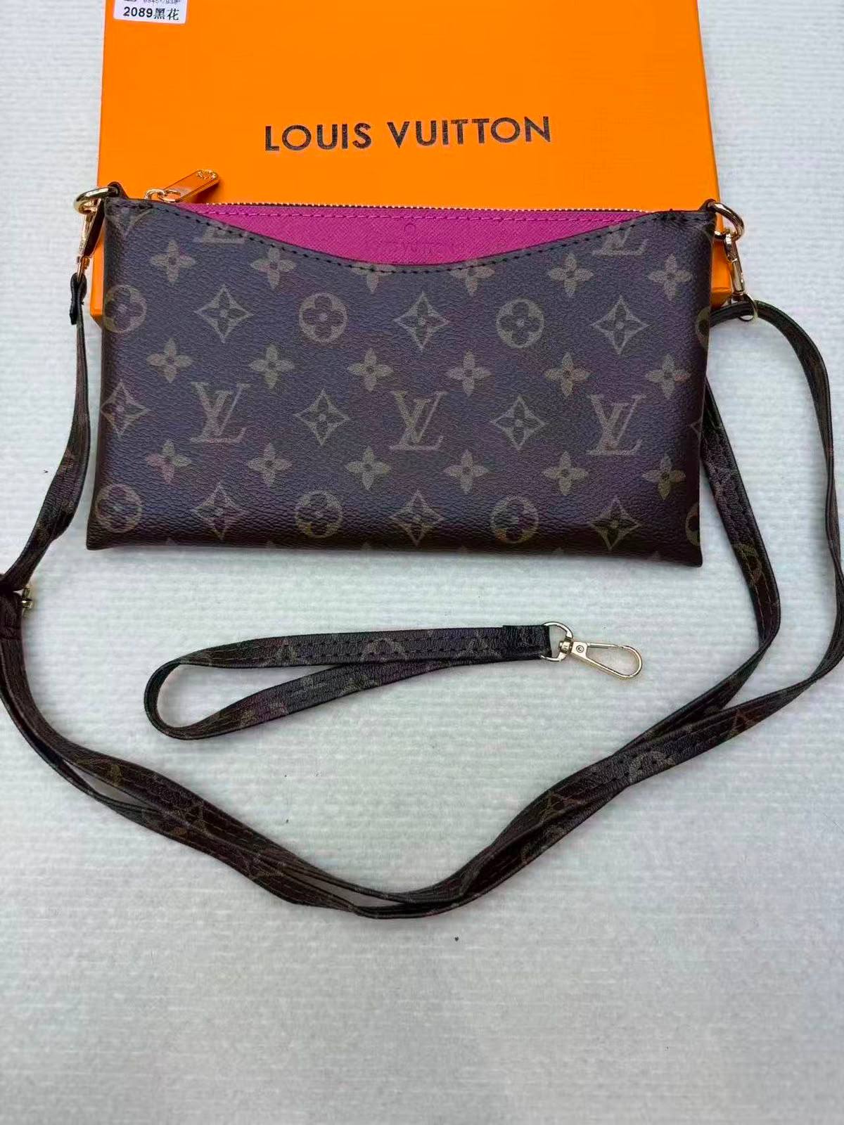 LV
Size  25×14cm
Withbox
70 dhs🇦🇪🇦🇪

Zain04
♥️♥️♥️