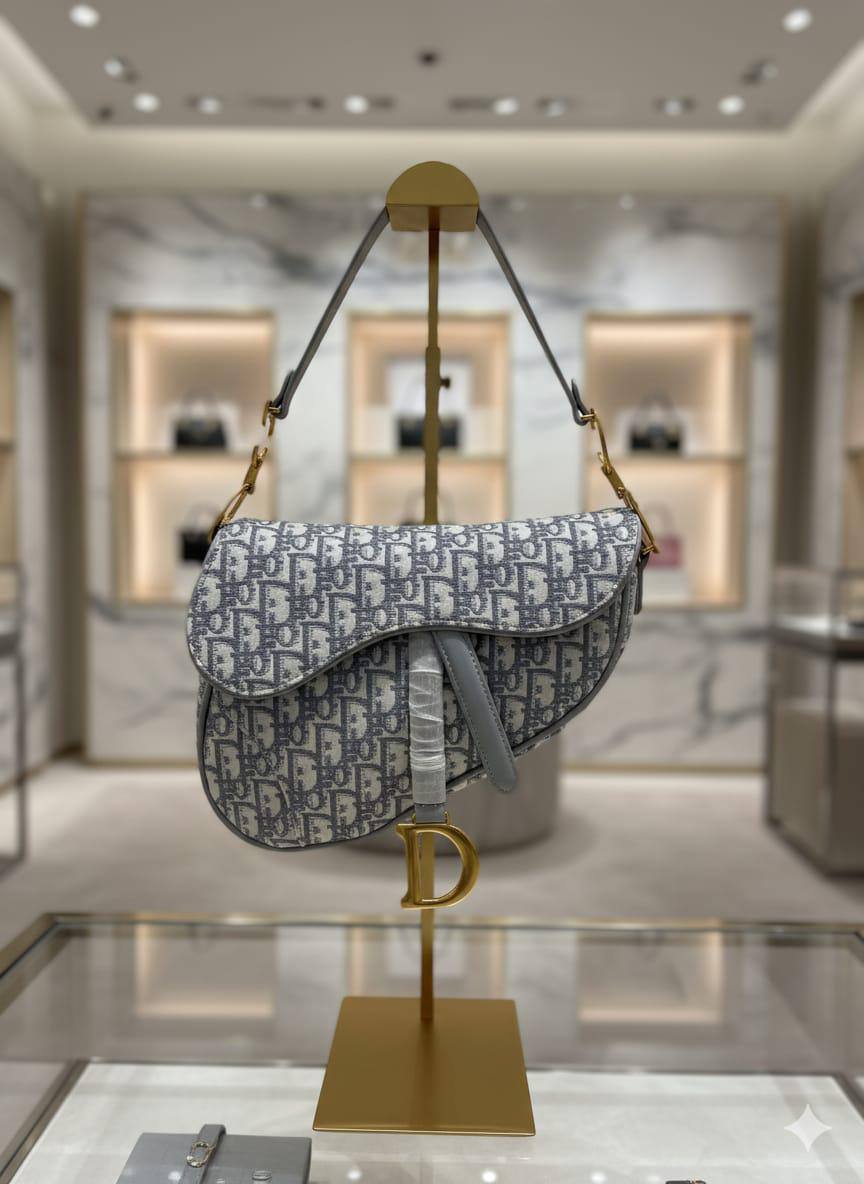 Dior
Best quality 

with box’s 
🎁🎁🎁

120 dhs🪙🖤
size 25cm

Zain158
♥️♥️♥️