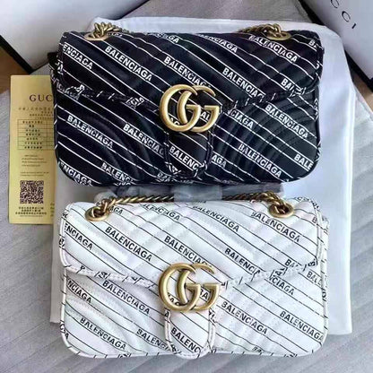 Gucci
95 dhs✅
with box

Zain235
♥️♥️♥️