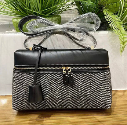 Loro Piana
95 dhs❤️
SIZE：19cm
 good quality 

with box
🎁🎁🎁

Zain35
♥️♥️♥️