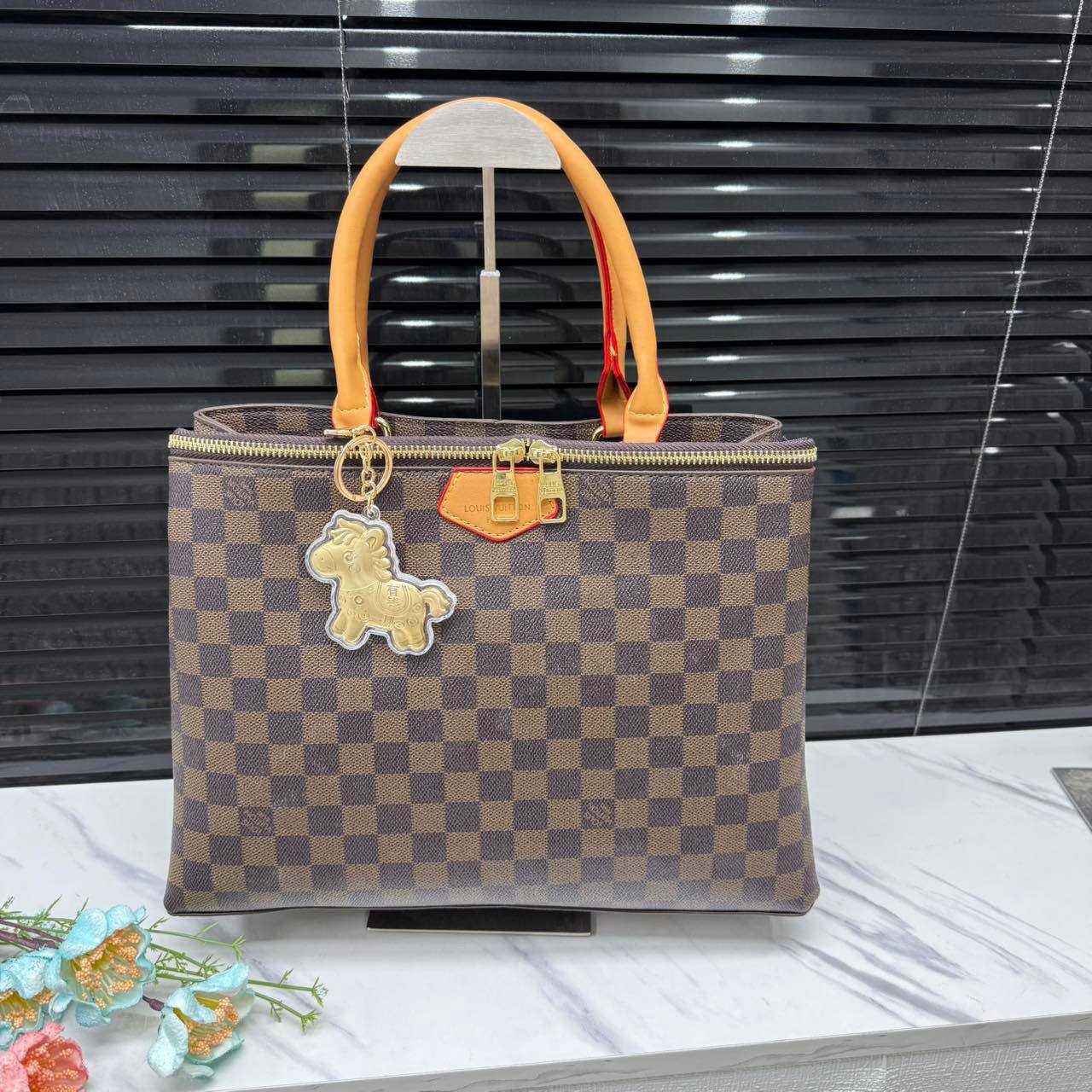 LV

size  34×21×13cm

95 dhs❣️
 
Zain04
♥️♥️♥️